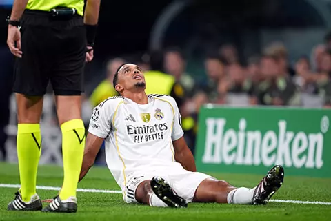 غادر مصابا بعد 3 دقائق.. أزمات أرنولد تتضاعف في ريال مدريد